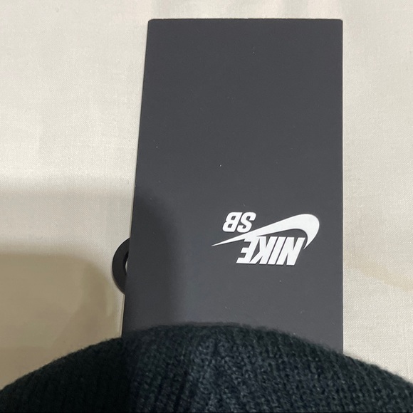 NIKE SB FISHERMAN BEANIE BLACK. - Picture 4 of 8
